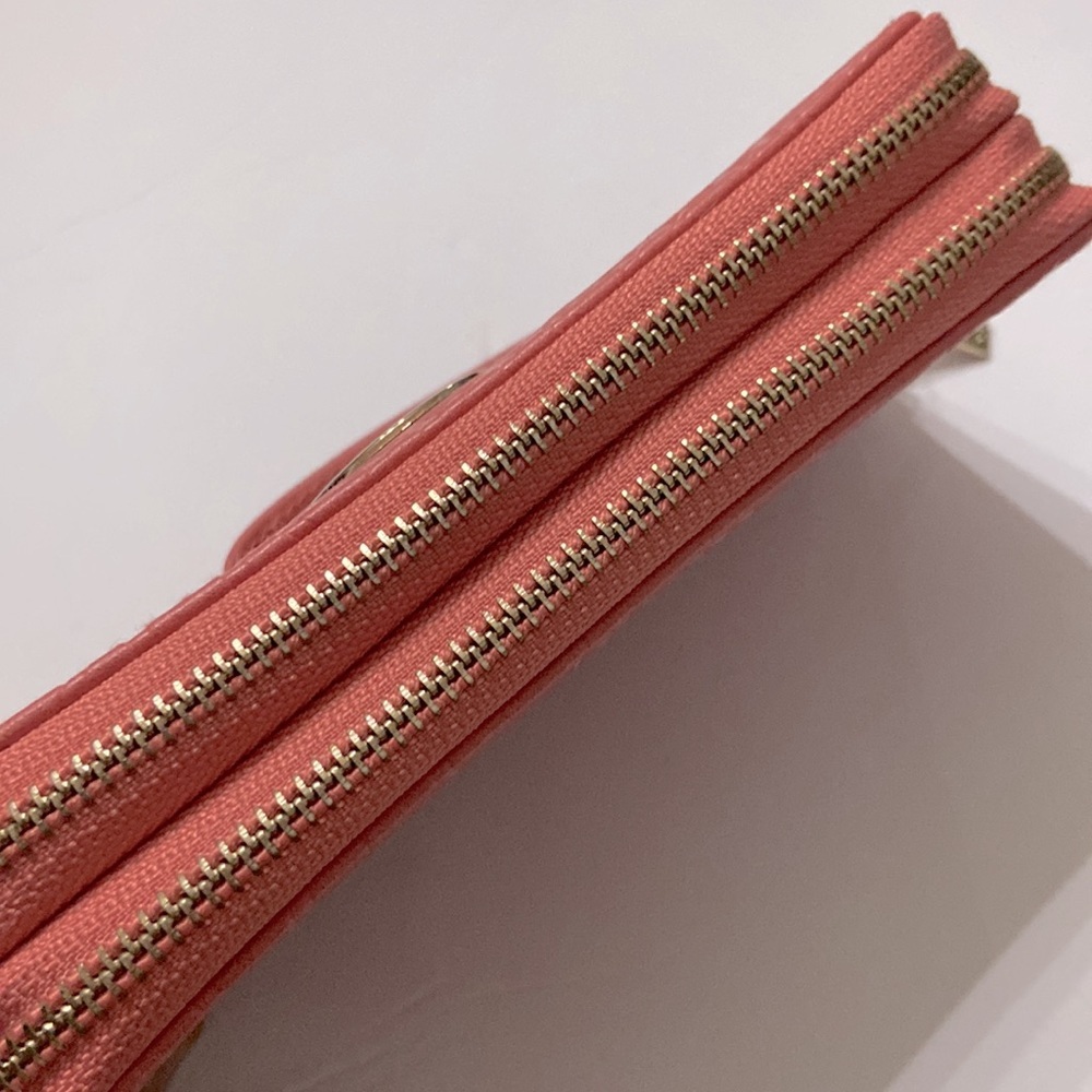 Clutch wristlet billfold. Has 2 separate compartments, stores all your cards.. - Picture 7 of 7